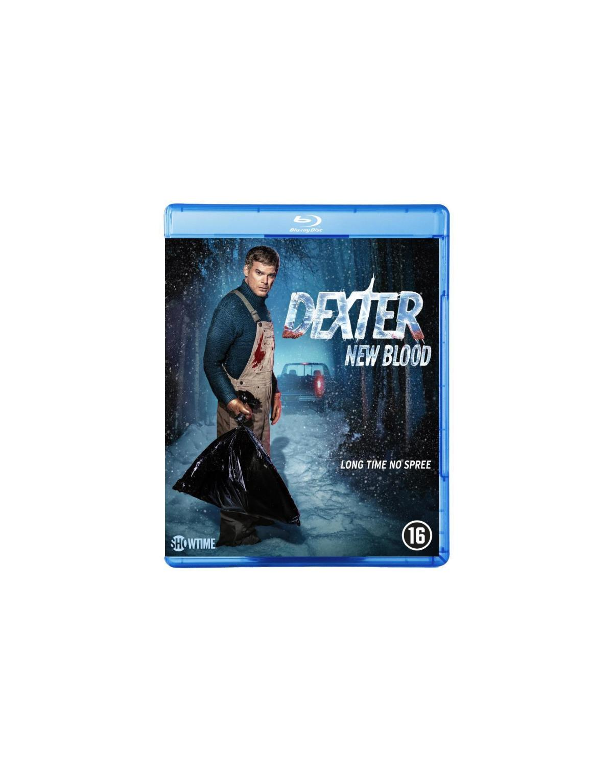 Filmover: Dexter, met een zwarte zak, op een besneeuwde weg. Titel: New Blood.