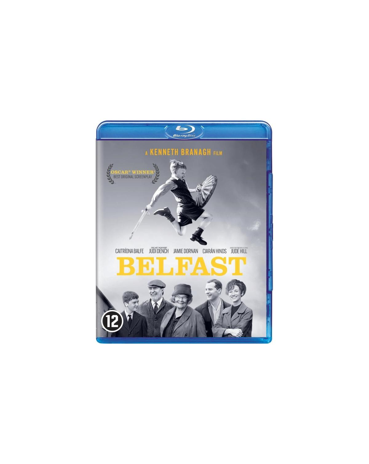 Couverture Blu-ray de Belfast. Un homme saute. Photo en noir et blanc. Acteurs : Balfe, Dornan, Dench, Hinds.