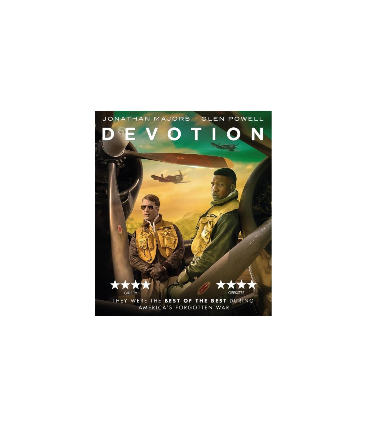 Filmcover voor 'Devotion'. Twee piloten staan voor een vliegtuigmotor, met vliegtuigen op de achtergrond.