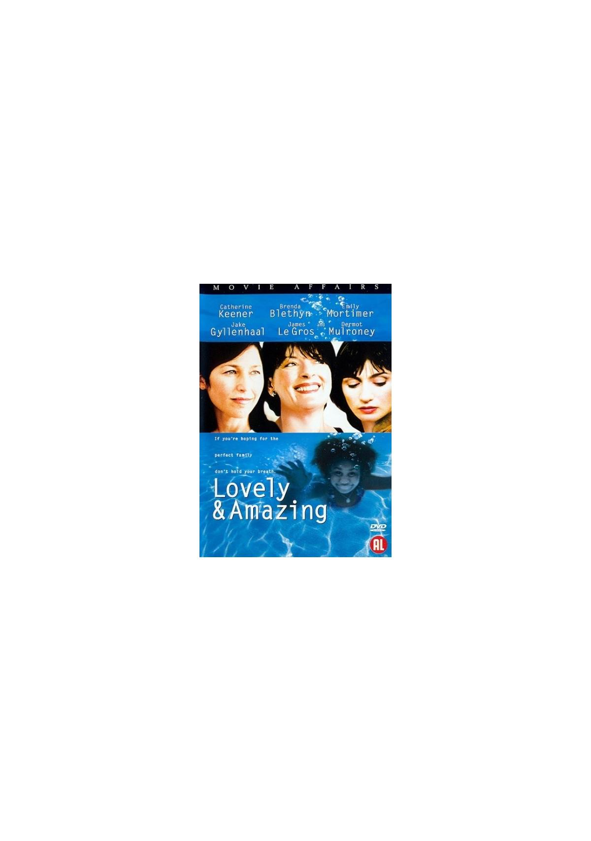 Affiche du film 'Lovely & Amazing' avec trois visages de femmes et un garçon nageant.