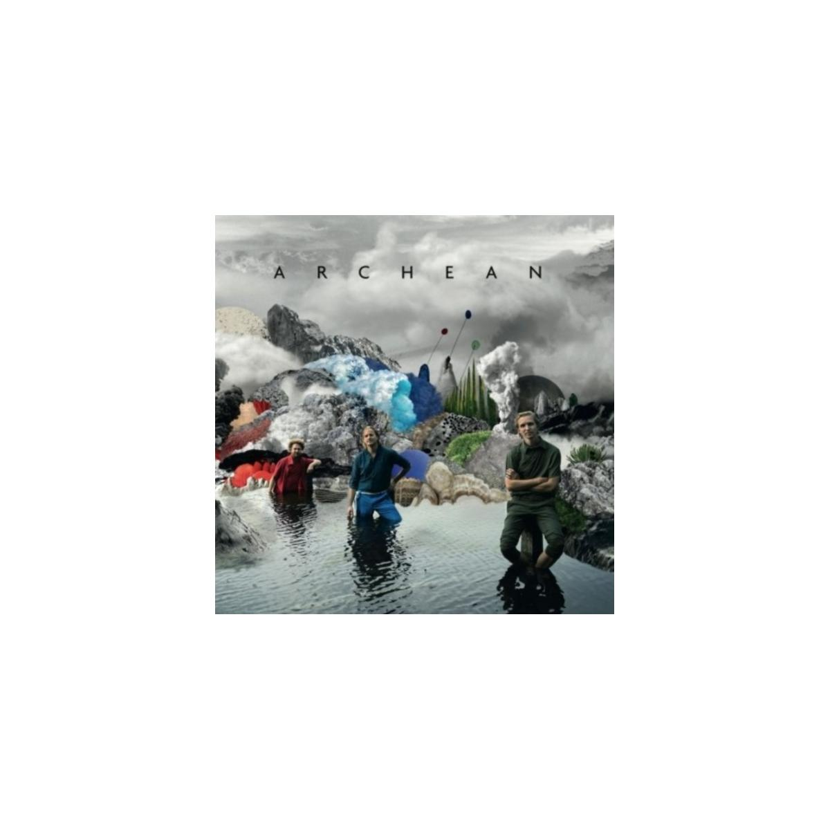Albumhoes: Archean. Drie mensen in water, met kleurrijke objecten op de achtergrond.