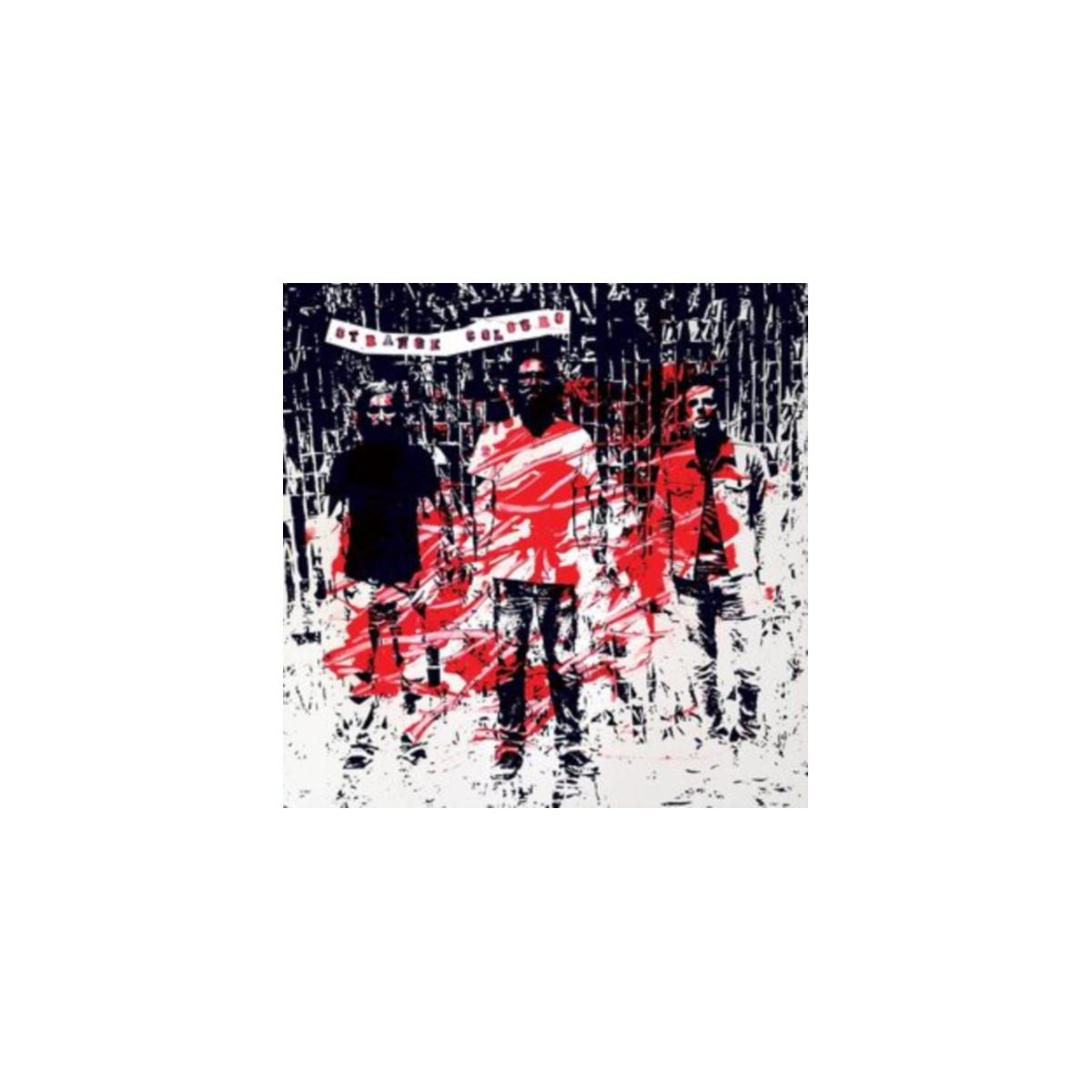 Pochette de l'album : Strange Colours. Trois personnes, accents rouges, sur fond blanc et noir.
