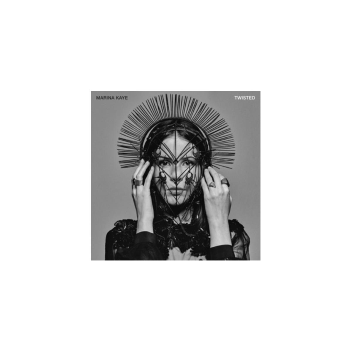 Pochette d'album, Marina Kaye. Femme avec un couvre-chef, mains sur le visage, image en noir et blanc.