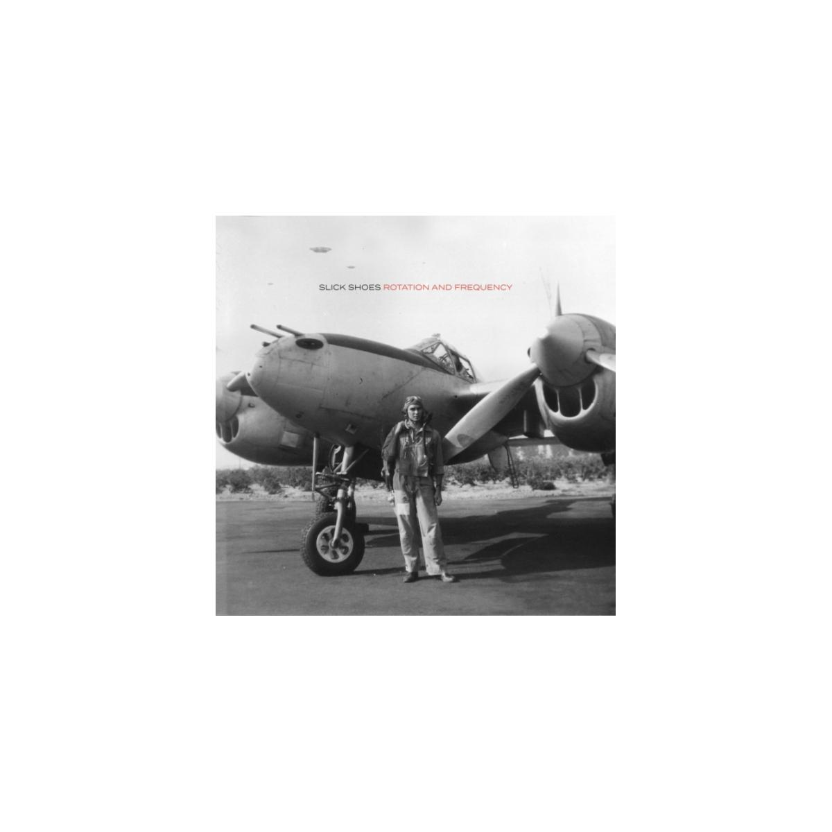 Un pilote se tient près d'un avion de combat de la Seconde Guerre mondiale. Titre : Slick Shoes Rotation and Frequency.