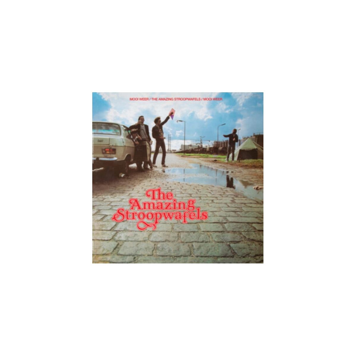 Albumhoes: The Amazing Stroopwafels. Drie mannen bij auto, plas, bakstenen weg, blauwe lucht.