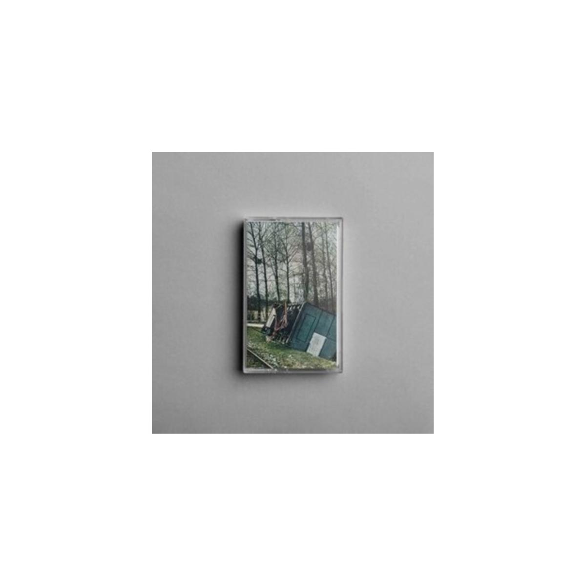 Una copertina di musicassetta con una scena di alberi, un capannone blu e persone.