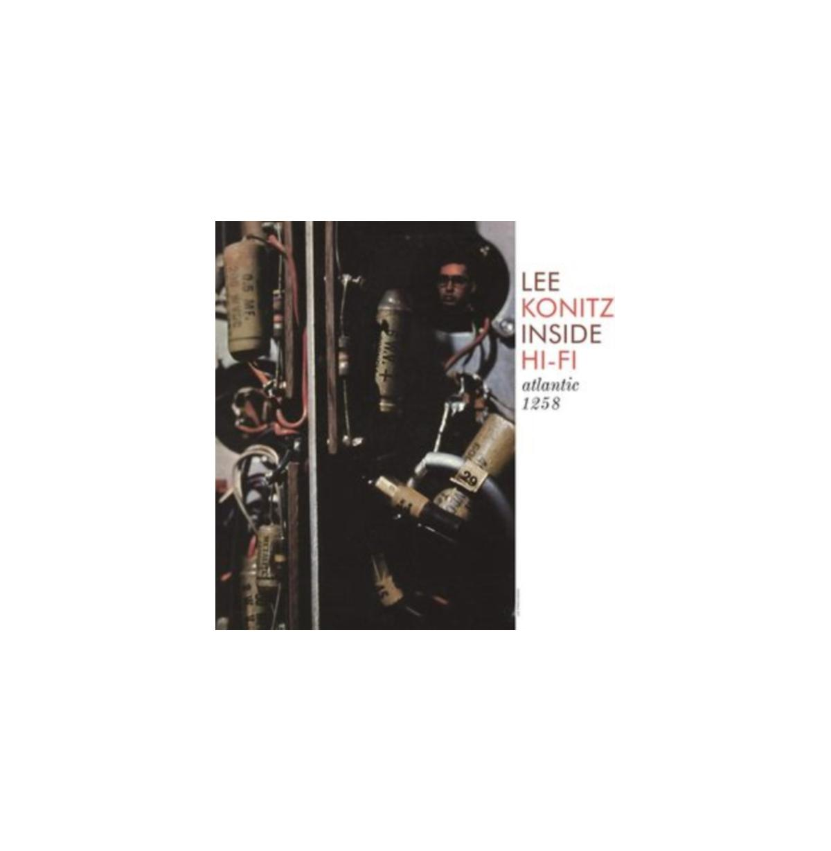 Albumhoes: Lee Konitz 'Inside Hi-Fi'. Toont een man die naar elektrische componenten kijkt.