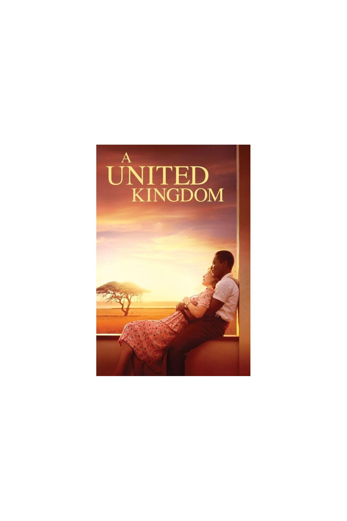 Couverture du film : A United Kingdom. Un couple est assis sur un mur devant un coucher de soleil.