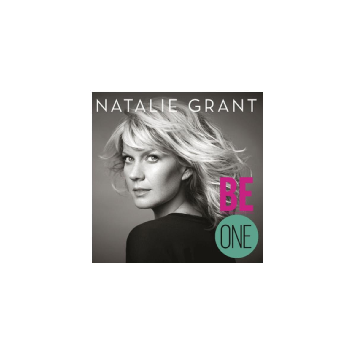 Pochette d'album avec une photo en noir et blanc de Natalie Grant et le mot 'BE ONE'.