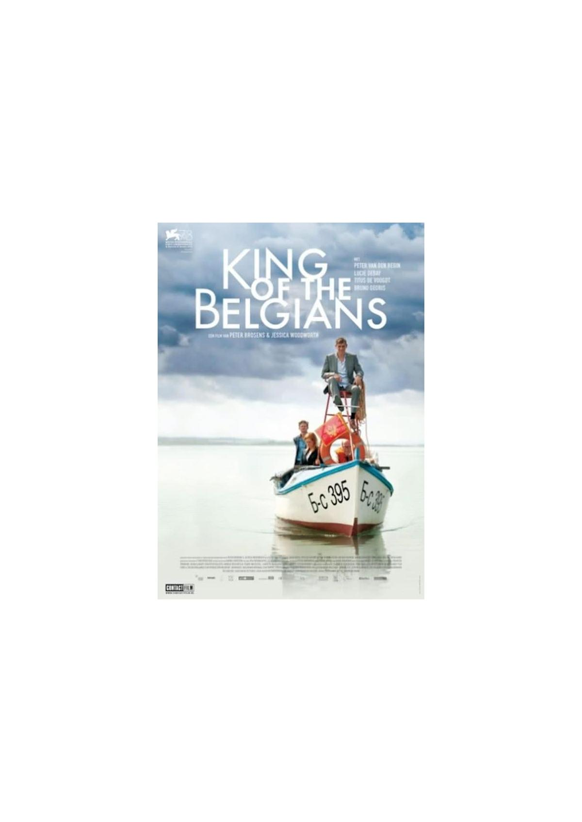 King of the Belgians filmposter: drie mensen op een kleine boot, met een man die staat.