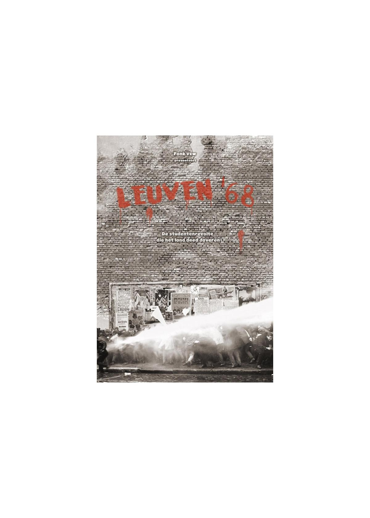 Poster met een bakstenen muur met rode tekst 'LEUVEN '68'. Waterspray en mensen op de voorgrond.