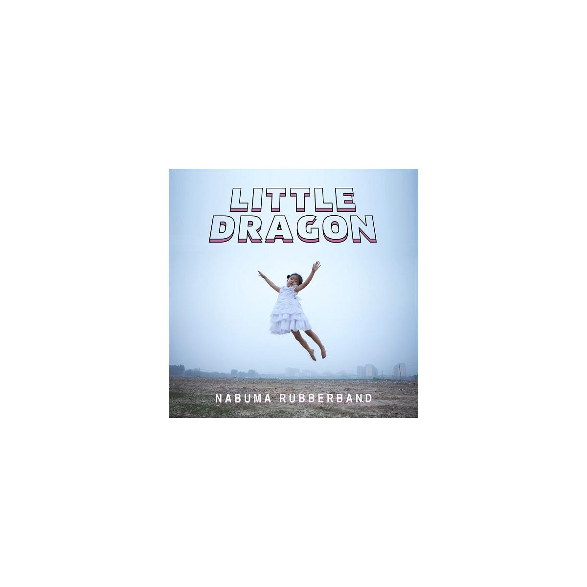 La pochette de l'album montre une fille sautant dans une robe blanche avec les mots LITTLE DRAGON.