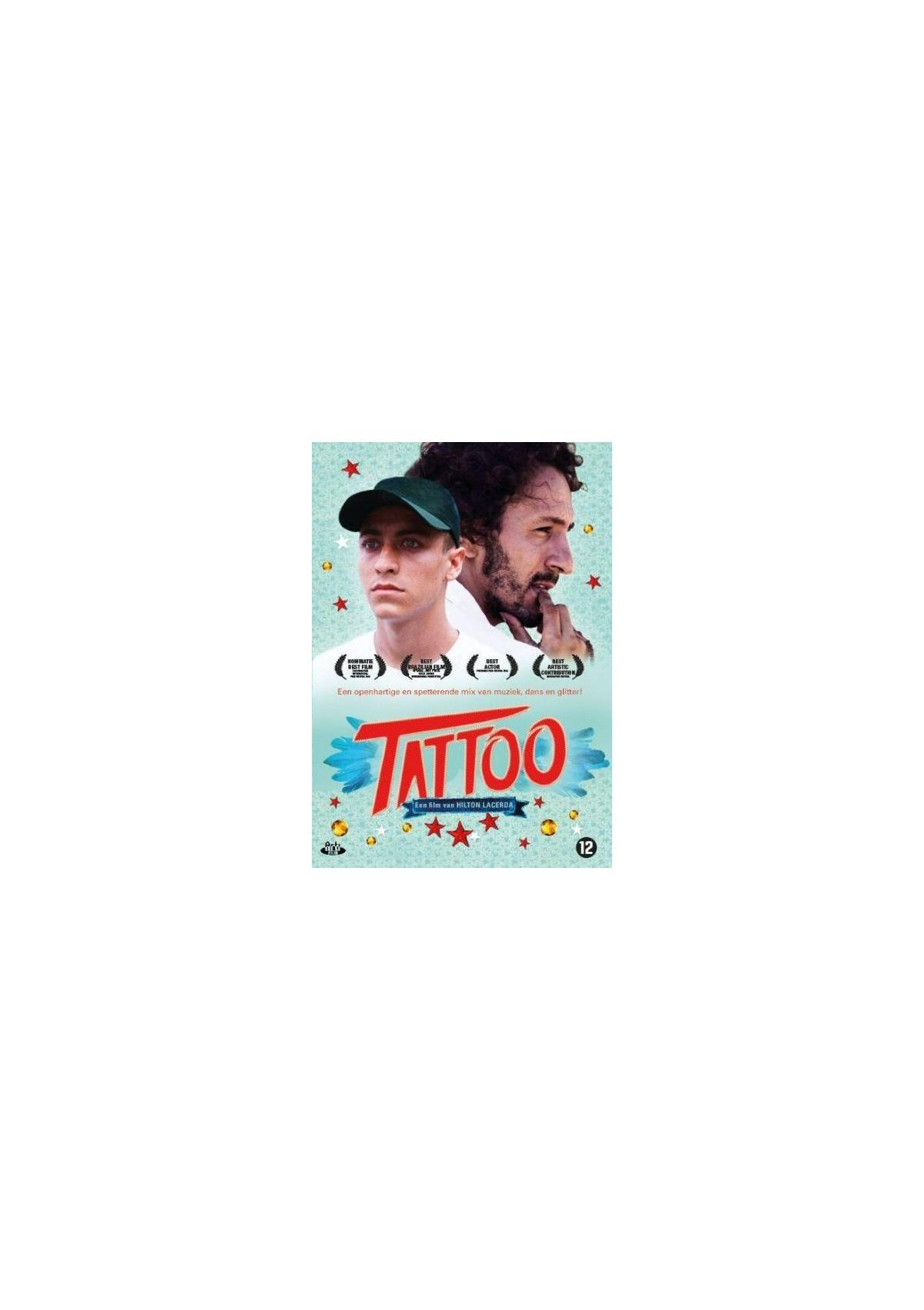 Affiche de film. Deux hommes, dont un avec une casquette verte, sont devant l'image. Texte : Tatouage.