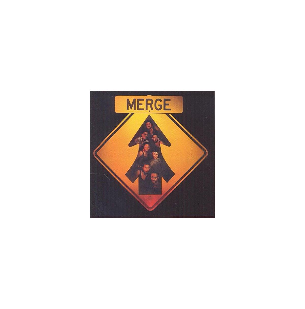 CD-hoes met mensen in een pijl. Tekst: Merge.