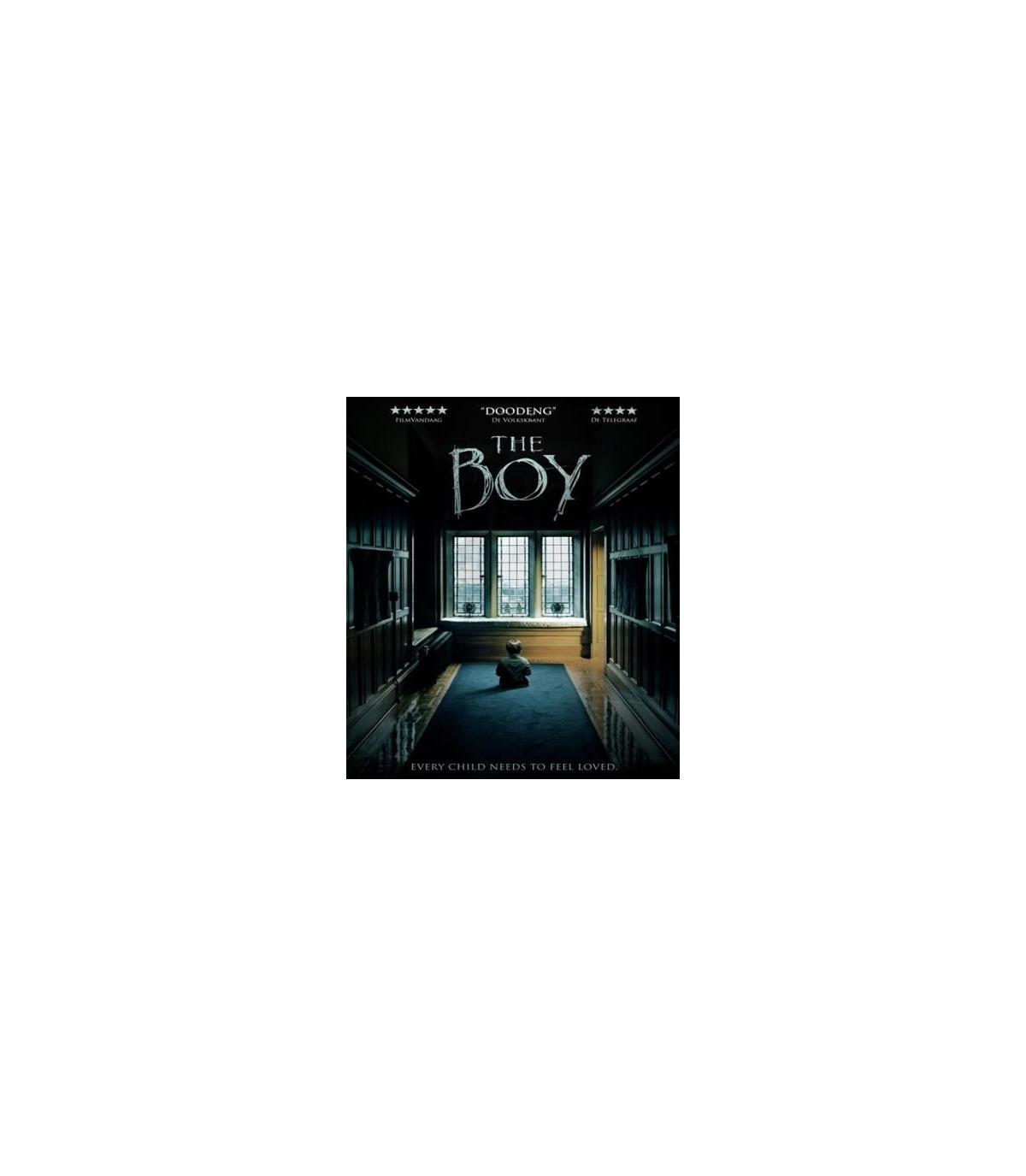 Affiche de film avec un enfant sur un tapis bleu foncé dans un couloir, regardant vers une fenêtre. Titre : The Boy.