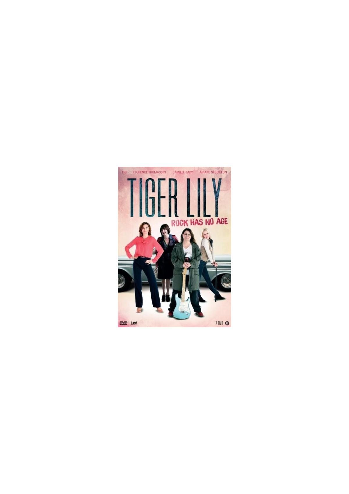 Couverture DVD : Quatre femmes, dont une tient une guitare, devant une voiture, faisant la promotion de 'Tiger Lily'.