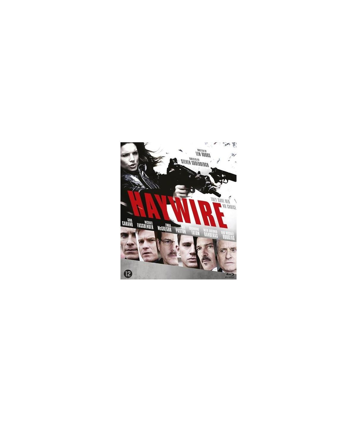 Filmposter: 'Haywire'. Een vrouw met een pistool en meerdere gezichten. Zwart-wit kleurenschema.