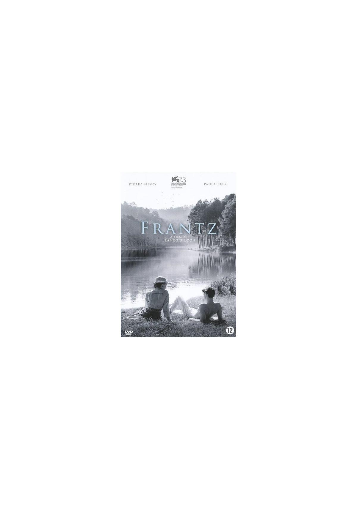 Affiche du film : Frantz. Deux personnes assises au bord d'un lac. Image en noir et blanc.