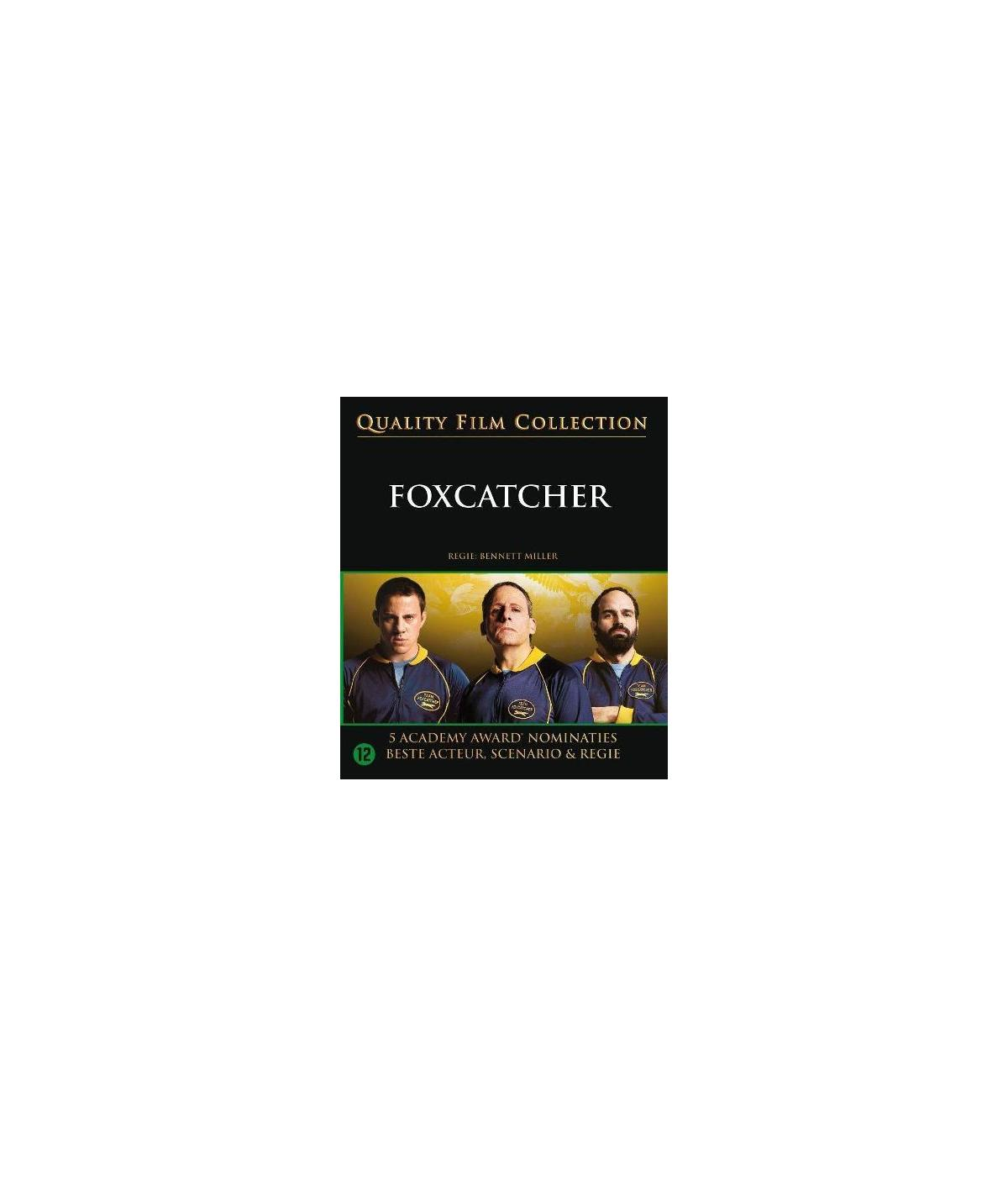 Filmposter: 'Foxcatcher'. Drie mannen die naar voren kijken, blauwe shirts. Lichte achtergrond.
