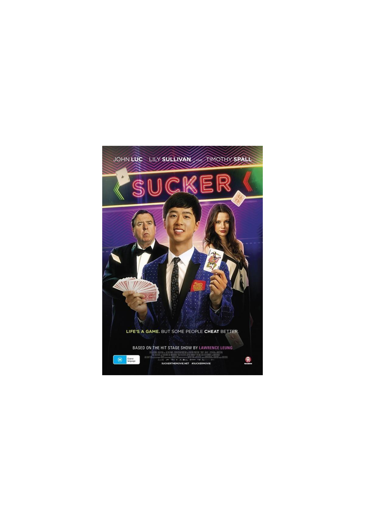 Affiche de film avec trois personnes. Titre : Sucker. Un homme tient des cartes, deux sont derrière lui.