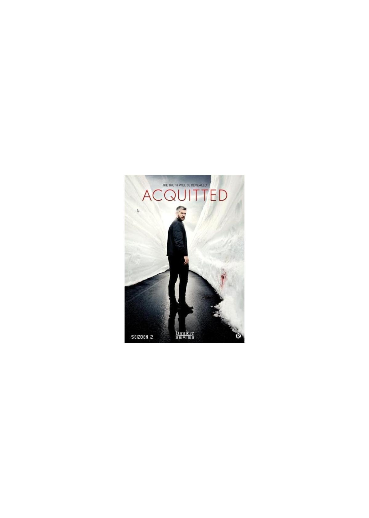 Affiche de film : Un homme en costume debout sur une route, titre "Acquitted". Formes abstraites blanches en arrière-plan.