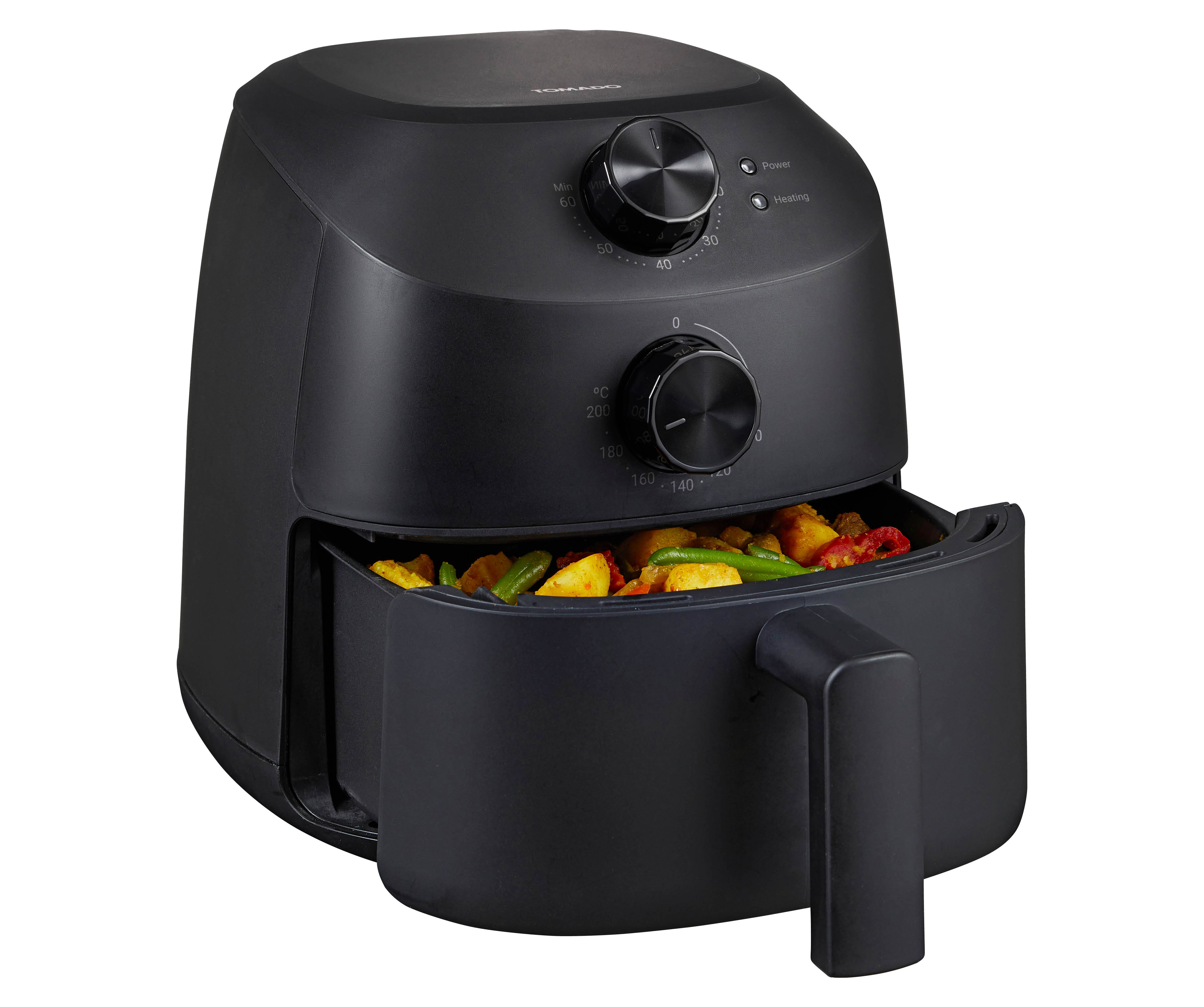 Zwarte airfryer met een mand vol groenten.