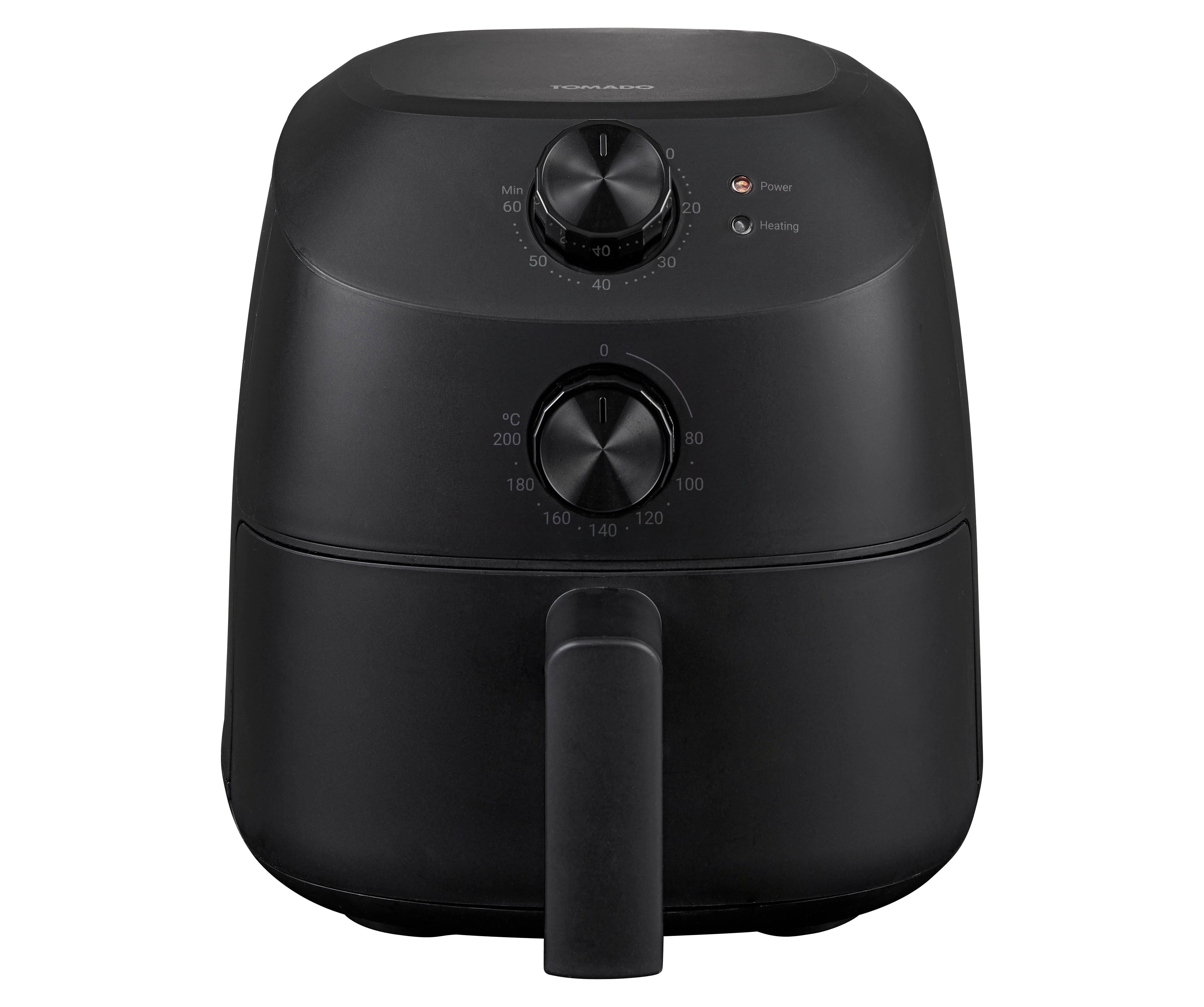 Zwarte airfryer met bedieningsknoppen op witte achtergrond.
