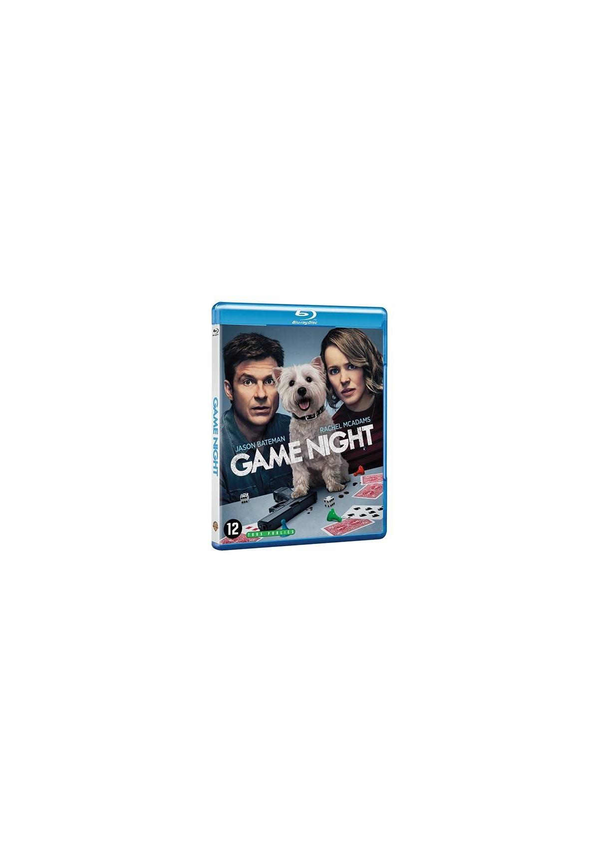 Filmposter met een man en een vrouw met een hond. Titel 'GAME NIGHT'. De poster toont een bordspel.