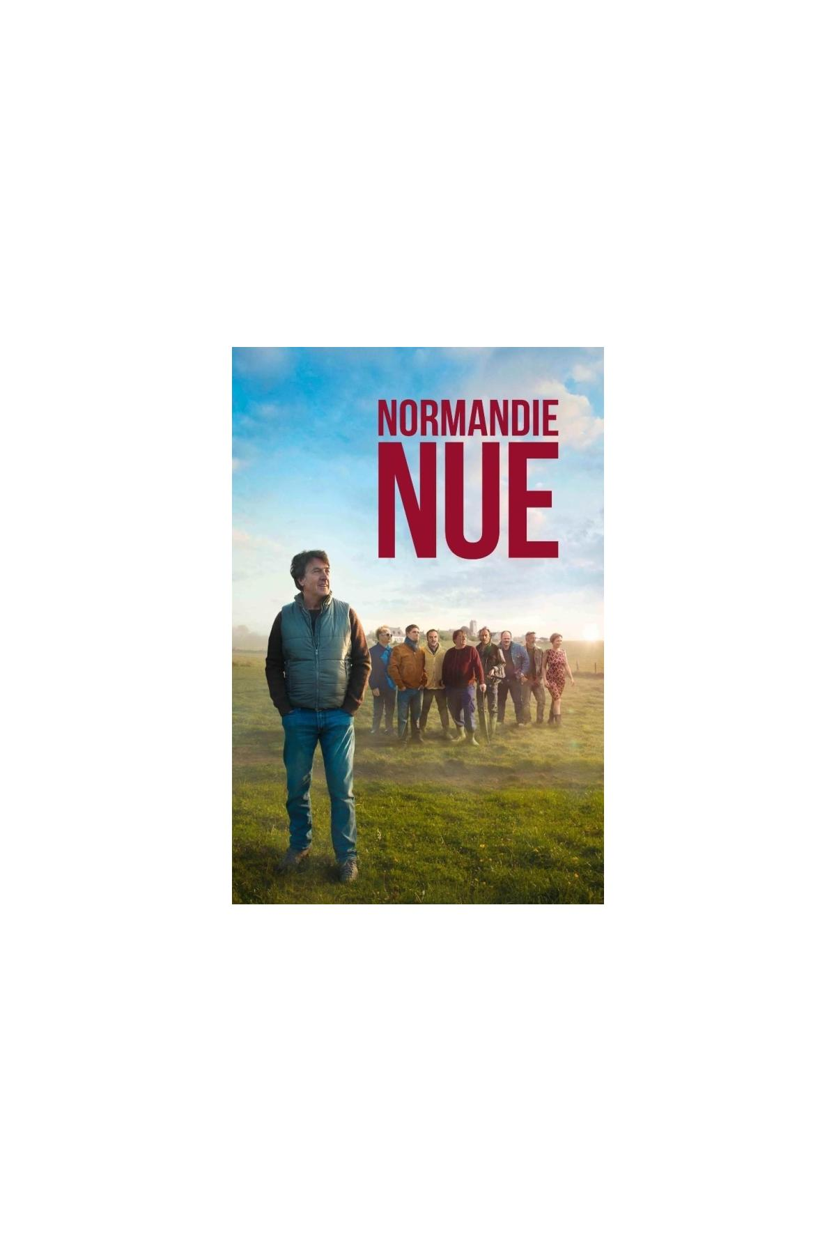 Affiche de film : Un homme dans un champ, le titre "Normandie Nue", avec un groupe de personnes en arrière-plan.