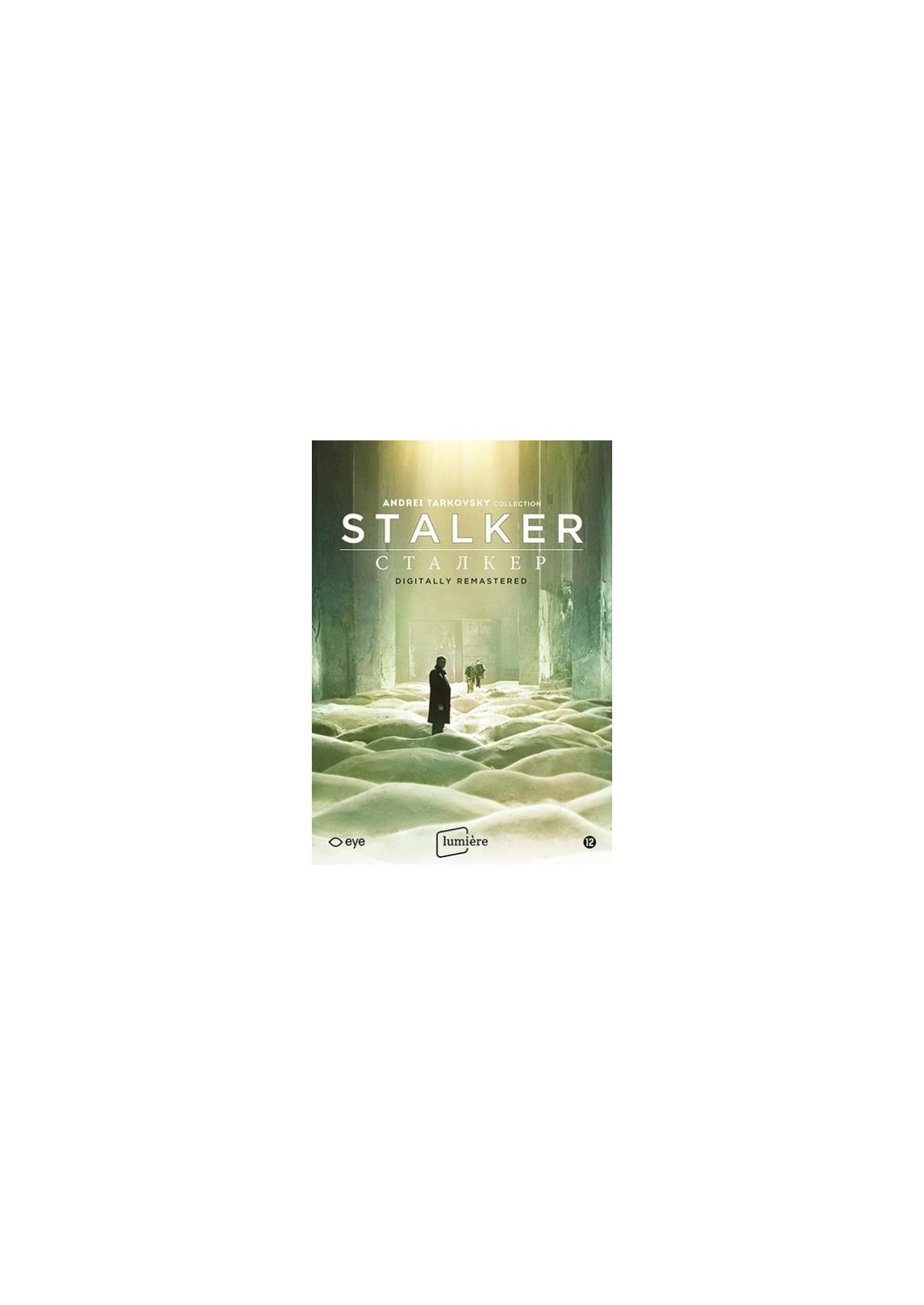 Couverture du film "Stalker". Une personne se tient dans une longue salle. Texte en arrière-plan.