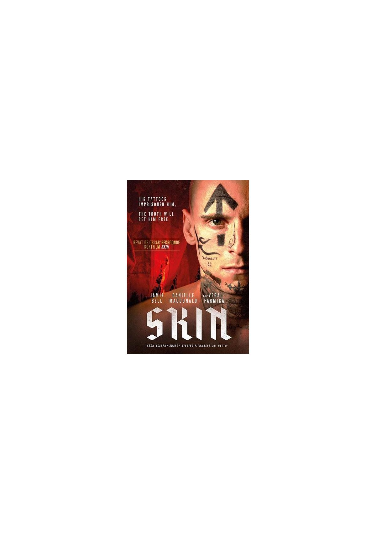 Filmposter van 'Skin', met een getatoeëerd gezicht van een man. Titel 'Skin' in vet, rood en wit.