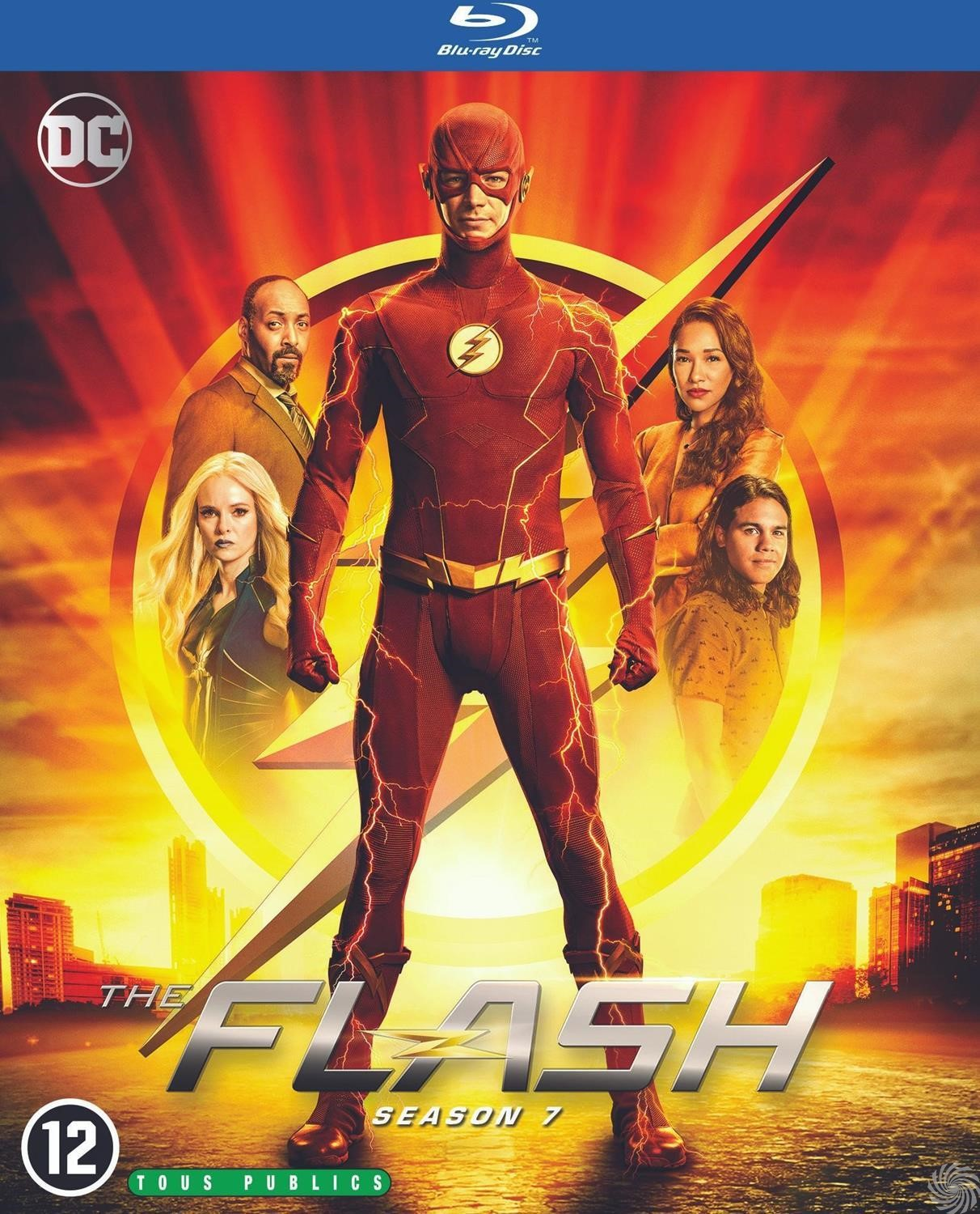 Affiche de The Flash. The Flash en costume rouge se tient debout, entouré d'autres personnes. Un éclair est derrière eux.