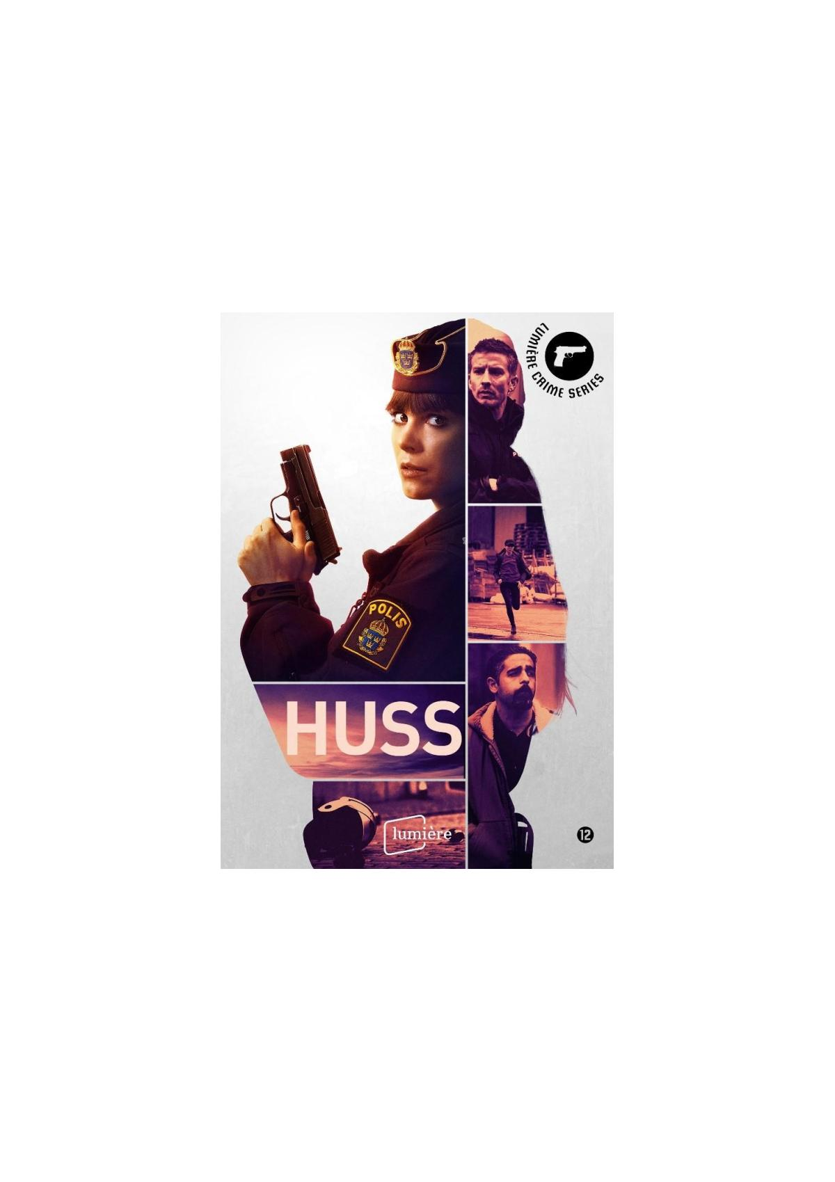 Huss poster. Een vrouw in politie-uniform houdt een pistool vast. Andere afbeeldingen van mensen op de achtergrond.