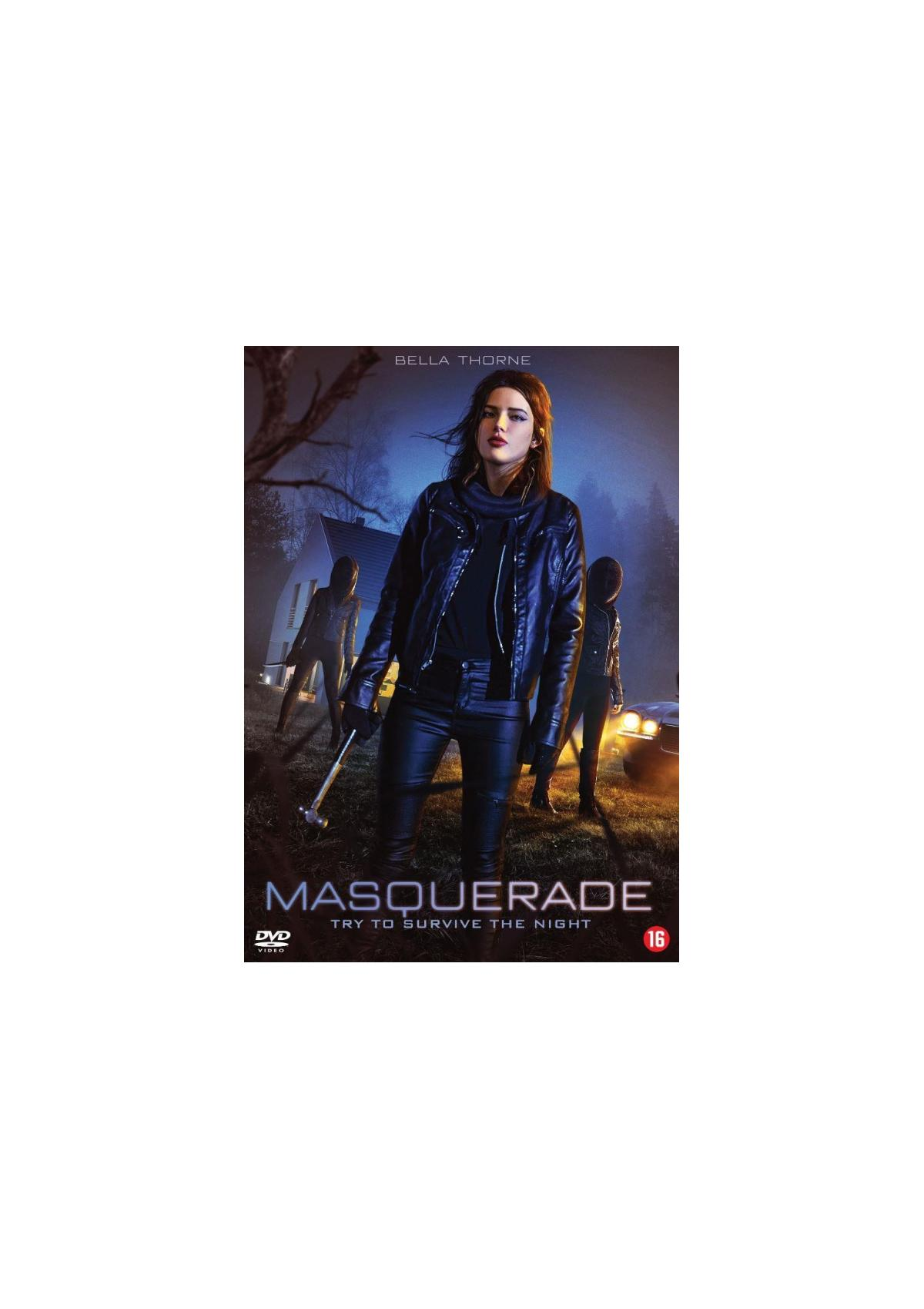 Filmposter voor Masquerade. Een vrouw met een hamer staat voor een huis. Donkere, horror scène.
