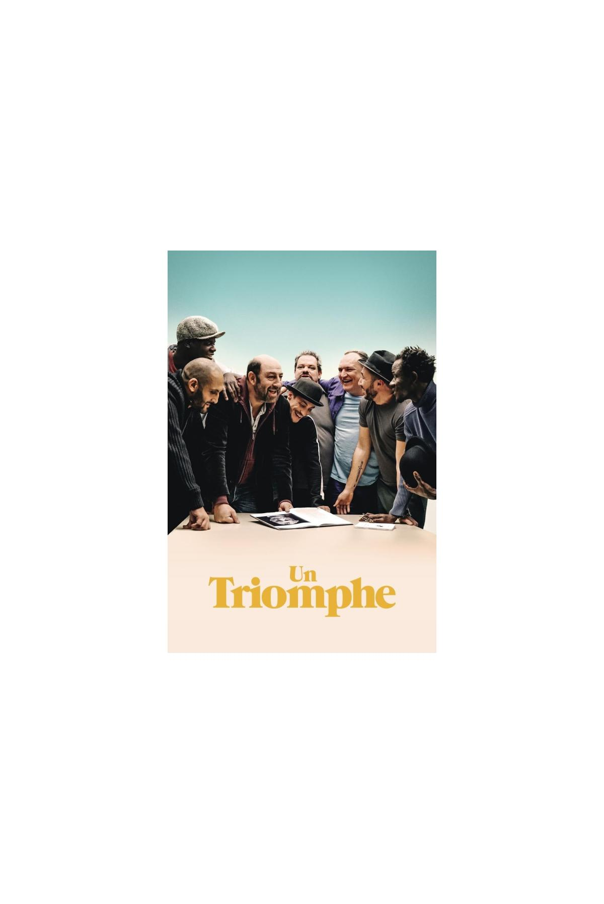 Un Triomphe DVD-hoes. Groep mensen aan een tafel, glimlachend. Gele filmtitel.