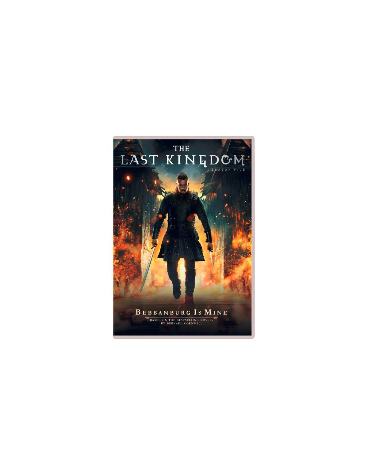 The Last Kingdom-filmposter: Een man met zwaarden die loopt, vuur op de achtergrond, titel THE LAST KINGDOM.
