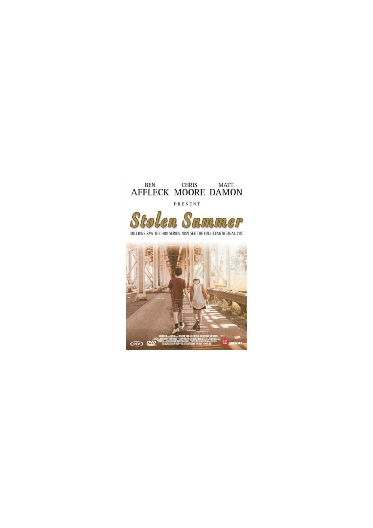 Affiche du film 'Stolen Summer'. Deux enfants marchent sur un pont. Le titre du film est visible.