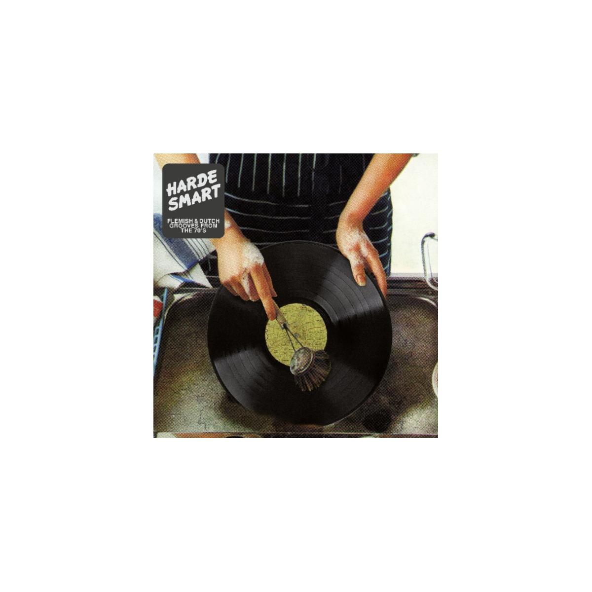Mains lavant un disque vinyle dans un évier avec une brosse. L'étiquette dit 'HARDE SMART'.