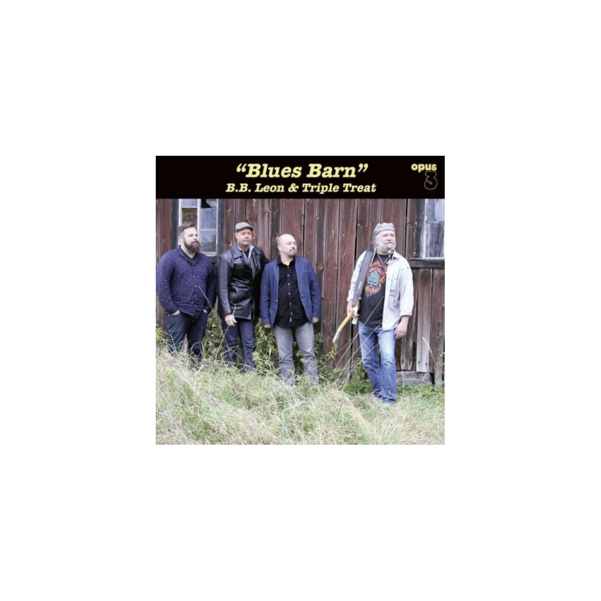 Pochette d'album. 4 hommes se tiennent près d'une grange en bois. Texte : Blues Barn de B.B. Leon & Triple Treat.