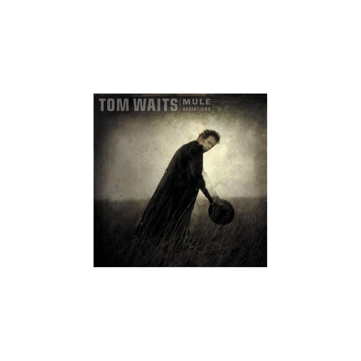 Copertina dell'album di Tom Waits con un cappello in un campo.