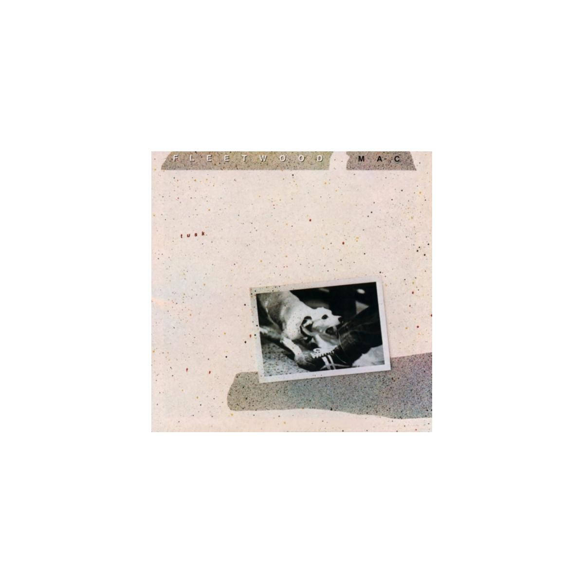 Immagine di un cane in una foto. Il cane sta mordendo qualcosa. Testo: Fleetwood Mac, tusk.