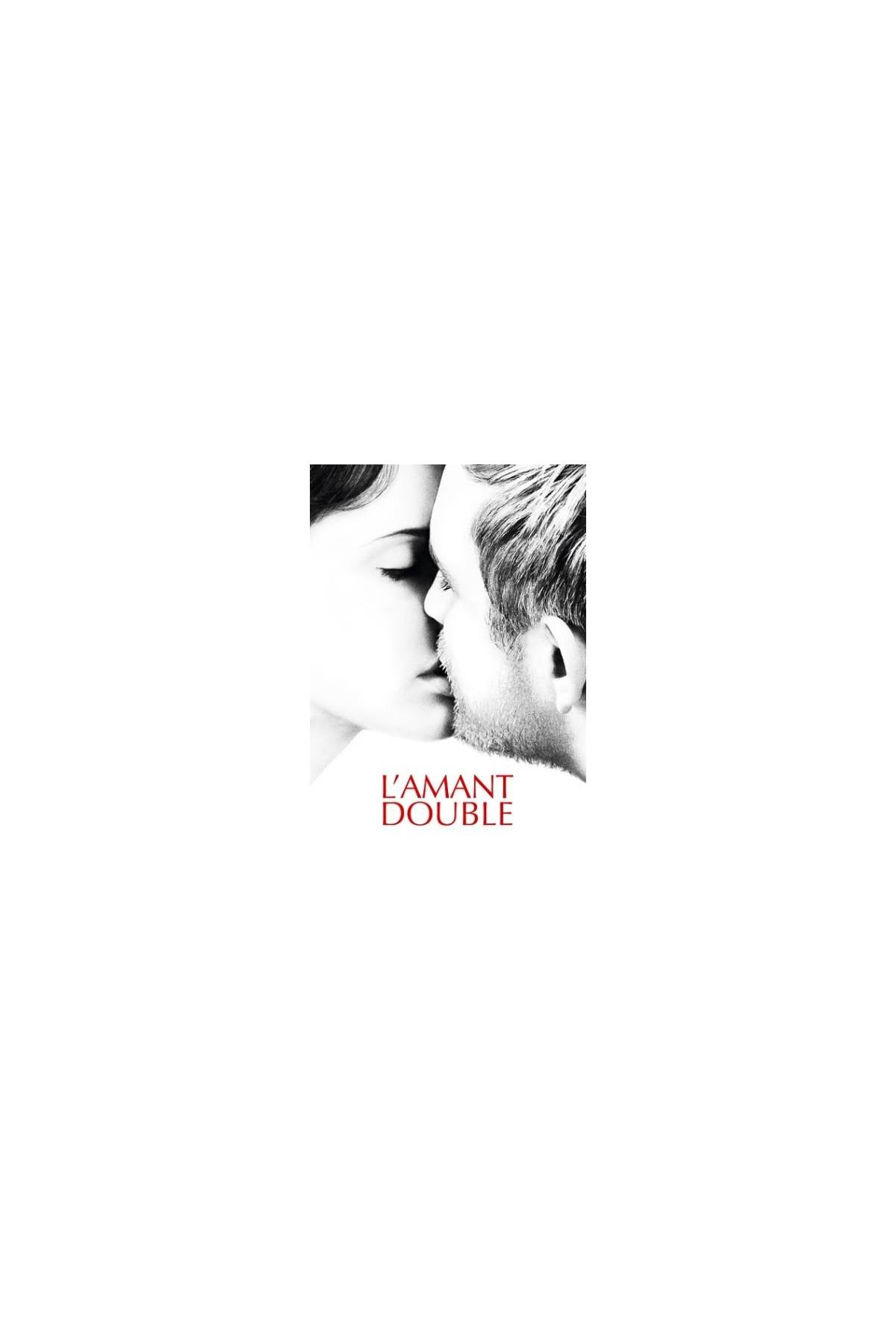 Filmhoes: L'Amant Double. Close-up van twee mensen die kussen. Tekst is rood. Zwart-wit afbeelding.