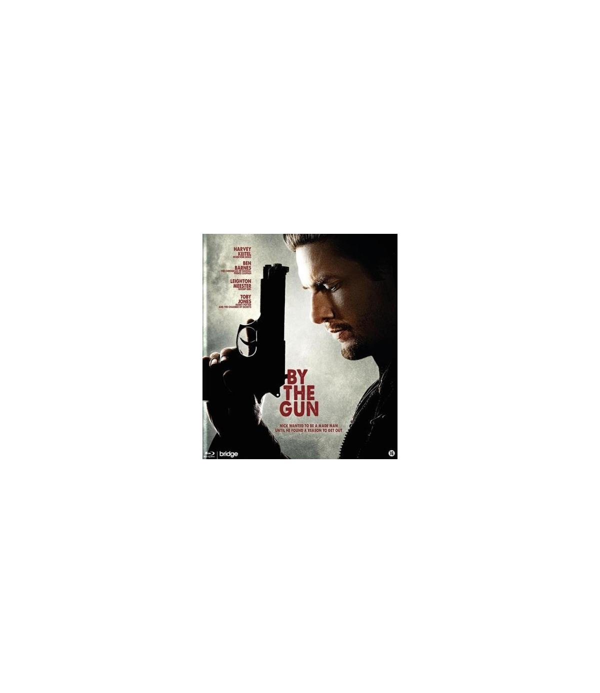 Affiche de film. Un homme tenant une arme, avec le titre du film 'By The Gun'.