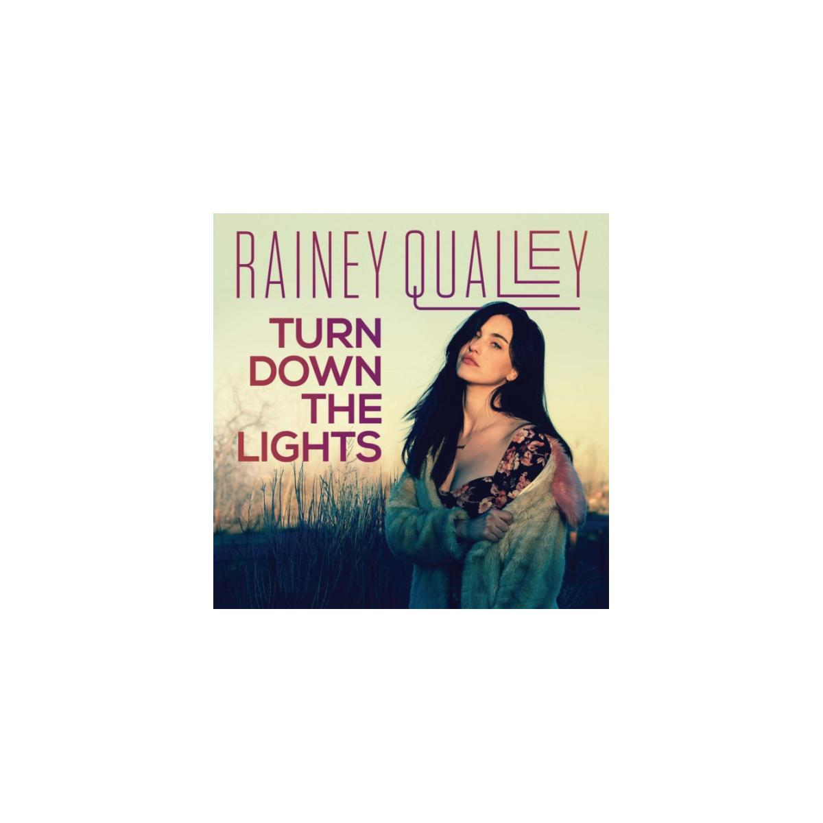 Rainey Qualley albumhoes. Vrouw met donker haar, titel 'Turn Down the Lights'.