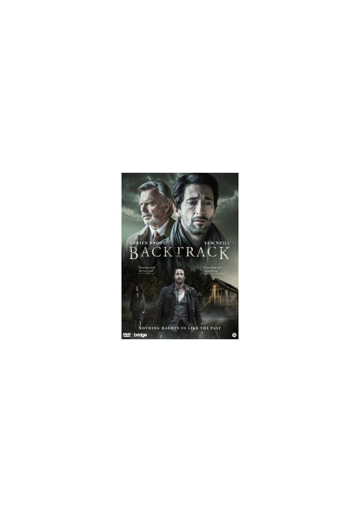 DVD-hoes: Backtrack. Twee gezichten van mannen. Een man staat voor een huis. Tekst: Backtrack.