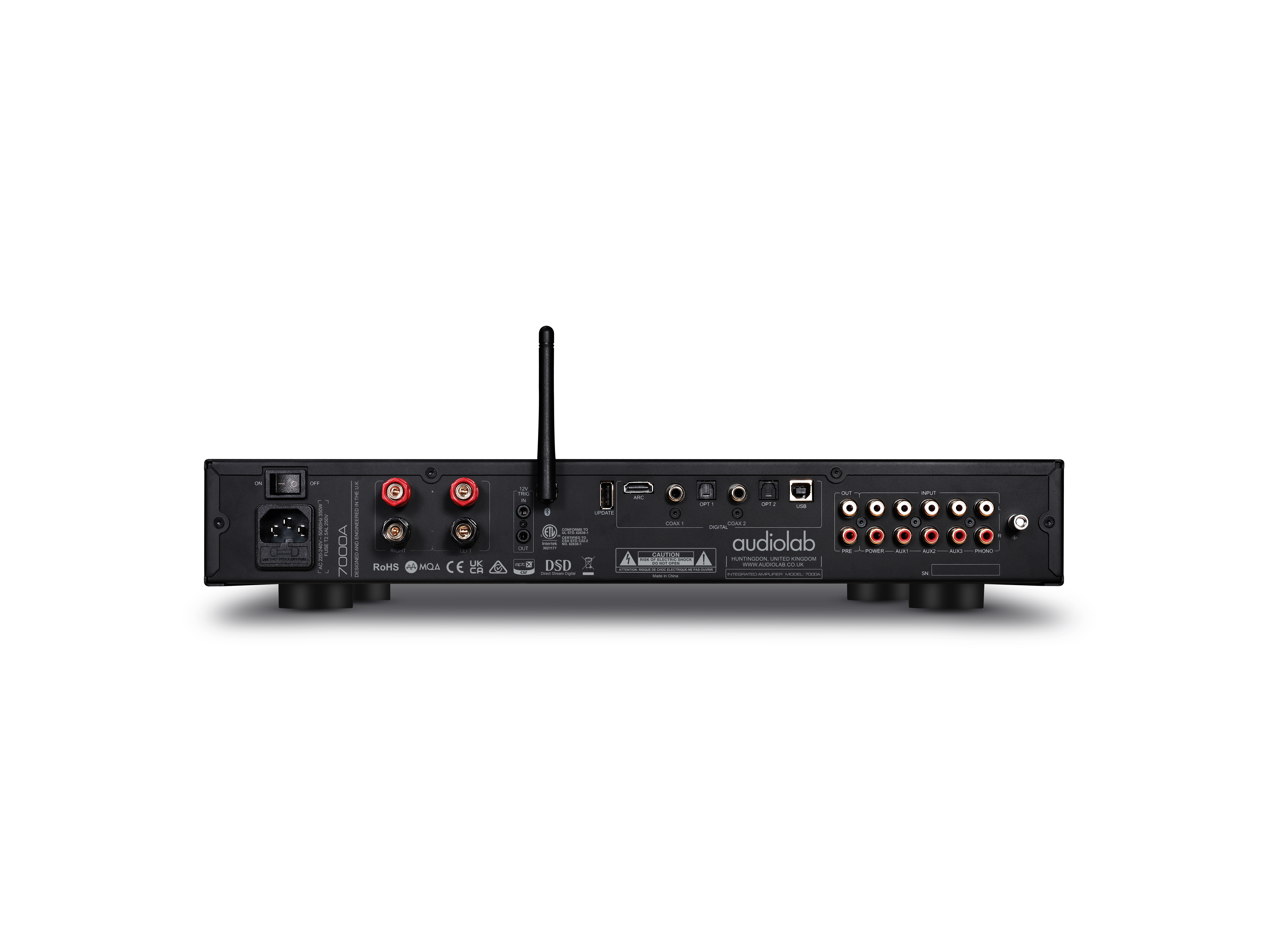 Achterkant van audiolab-apparatuur. Zwart paneel met diverse aansluitingen. Antenne en stroomingang zichtbaar.