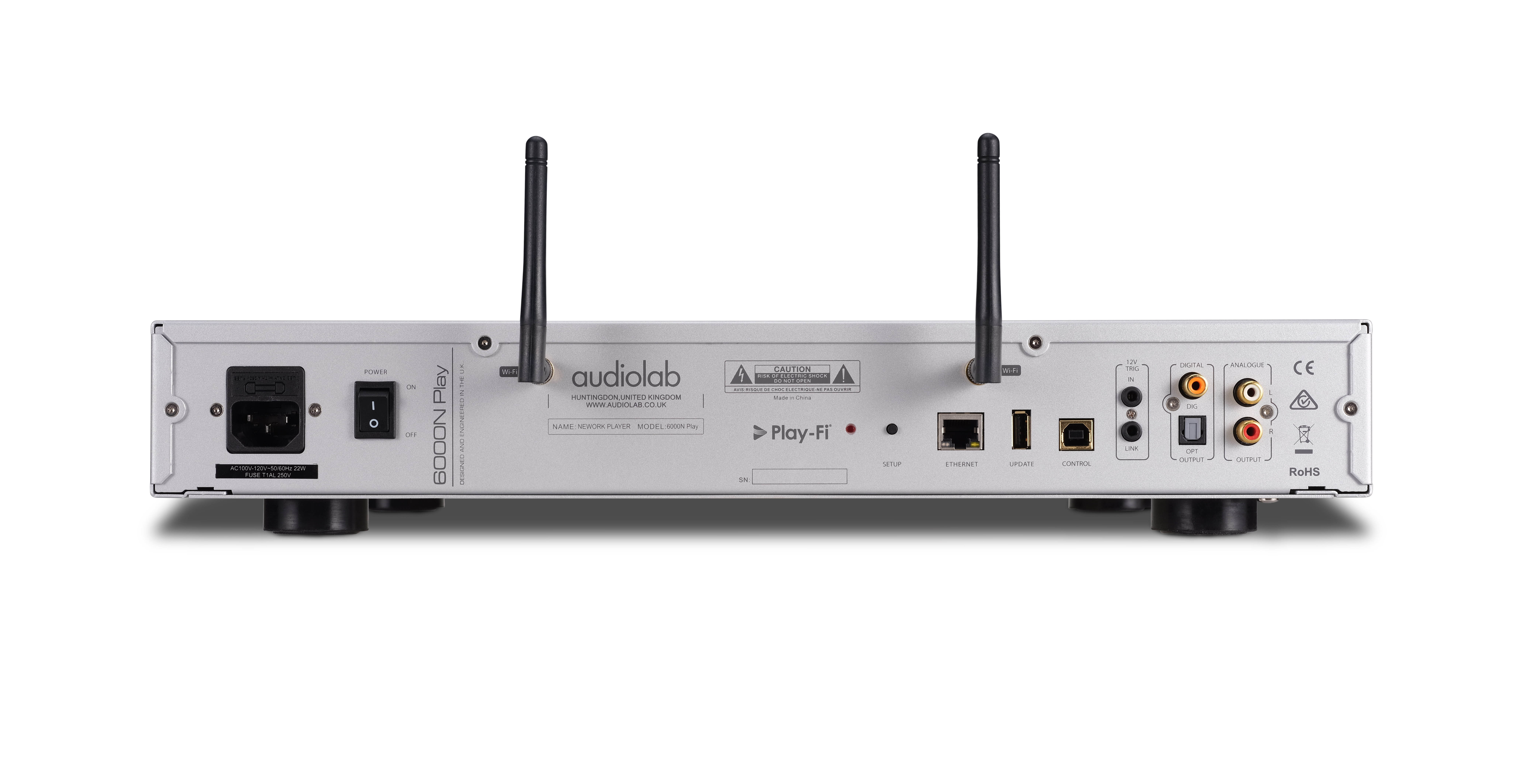 De achterkant van een zilverkleurig audioapparaat met antennes, diverse poorten en een voedingsingang.