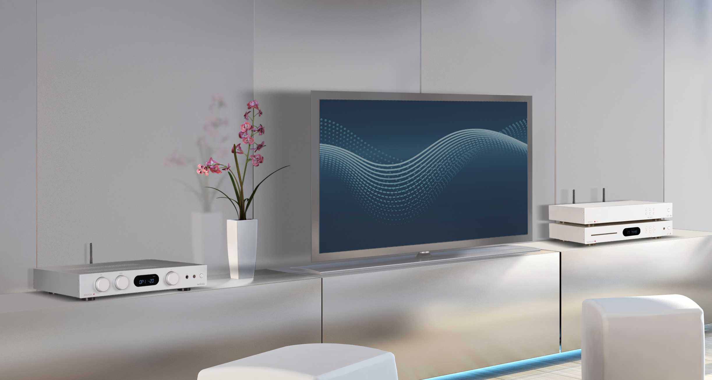 Moderne woonkamer met tv, witte kast en decoratieve elementen. De tv staat aan.
