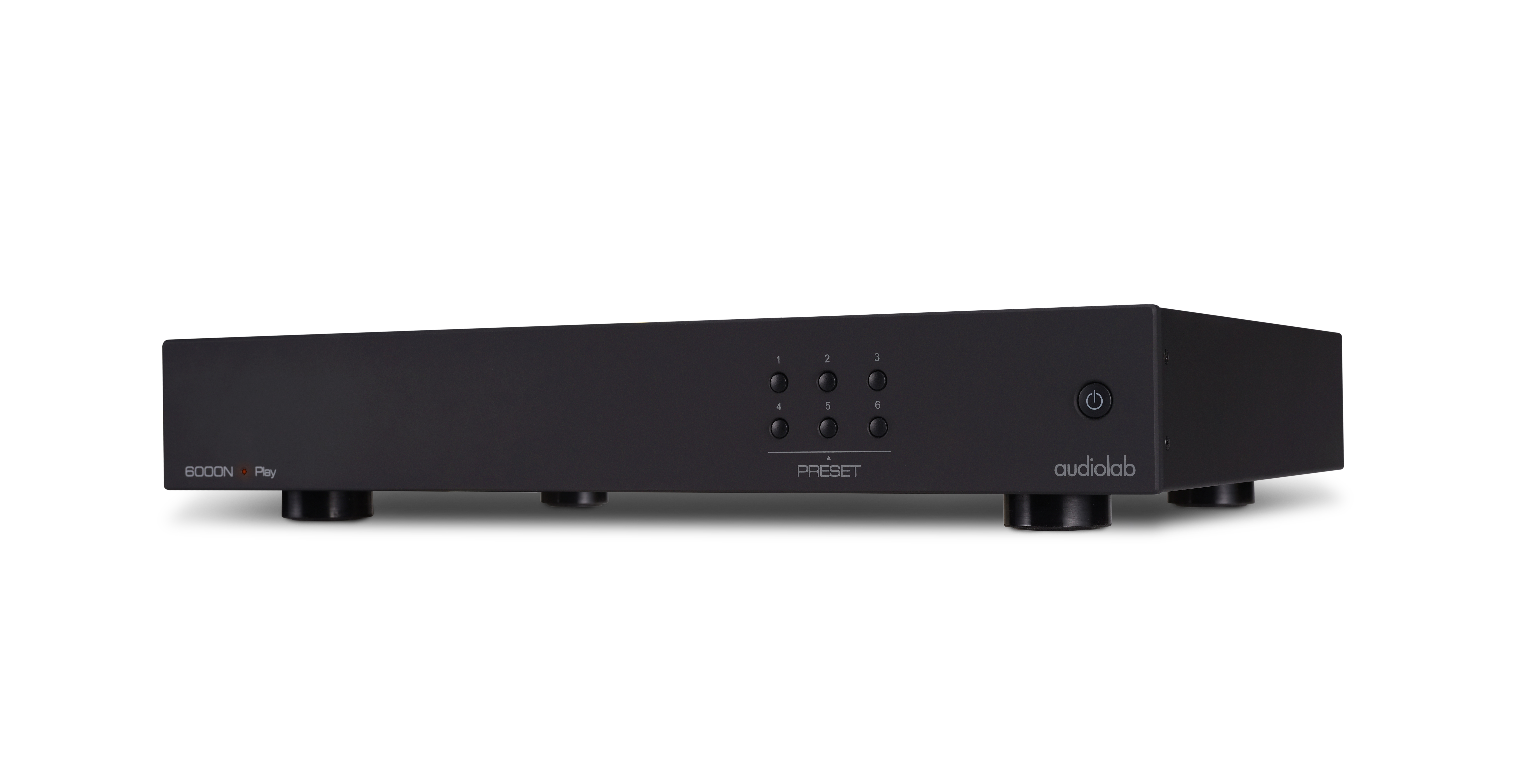 Zwart audio-onderdeel. Heeft knoppen, een scherm en een aan/uit-knop. De merknaam is audiolab.