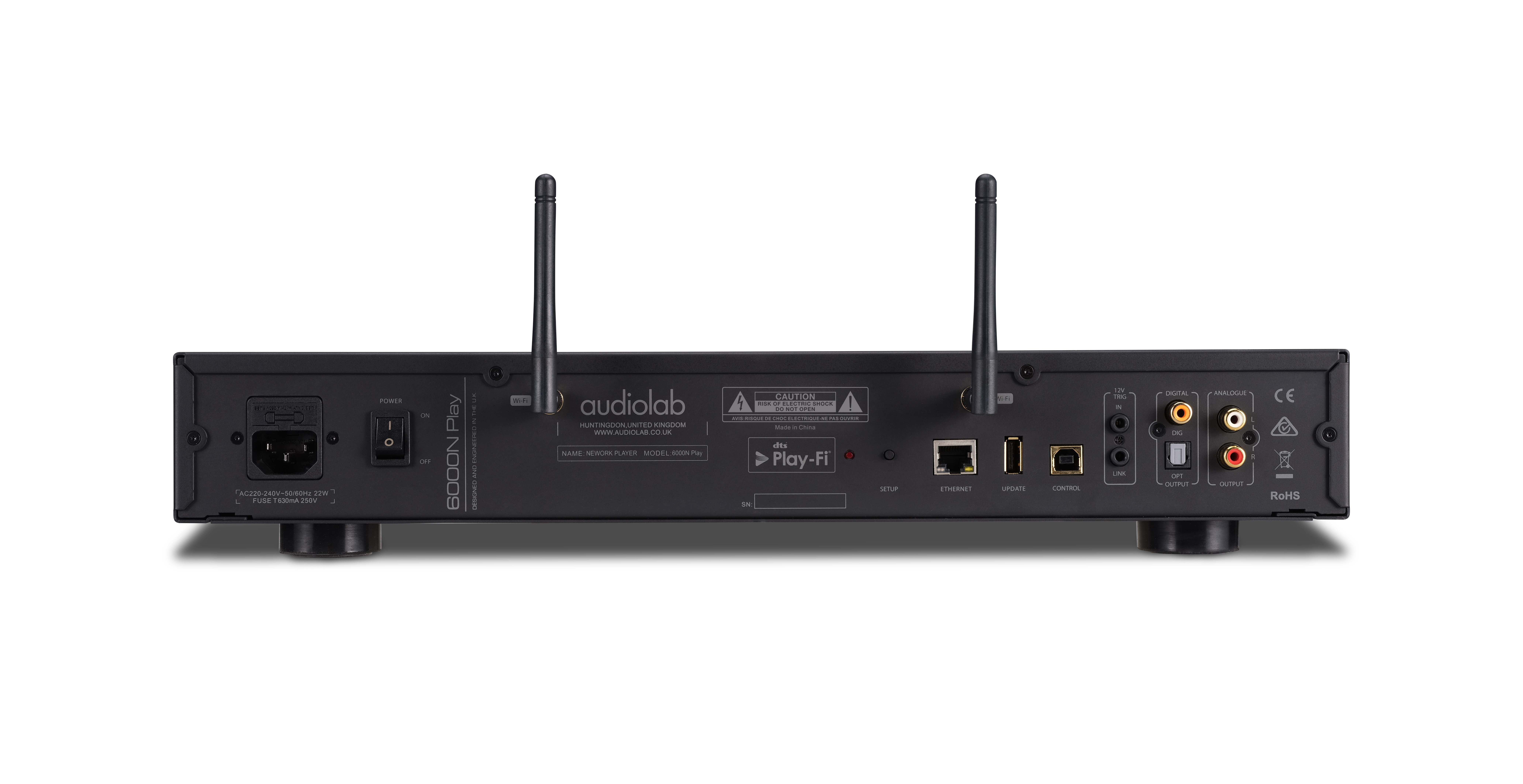 Achteraanzicht van een zwarte audiospeler met twee antennes, diverse ingangs/uitgangspoorten en een voedingskabel.